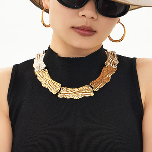 Collier en acier inoxydable de style médiéval, pendentif géométrique unique, chaîne de collier en forme de lame - Product Image 1