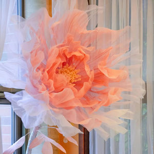 J1037 Fleurs <span class=keywords><strong>de</strong></span> pivoines géantes en organza faites à la main pour la <span class=keywords><strong>décoration</strong></span> <span class=keywords><strong>de</strong></span> toile <span class=keywords><strong>de</strong></span> fond <span class=keywords><strong>de</strong></span> <span class=keywords><strong>mariage</strong></span> - Product Image 1