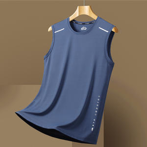 Obtenez l'ajustement parfait avec ce gilet extensible à séchage rapide pour hommes, idéal pour la gym, la course ou la superposition, durable et facile à entretenir - Product Image 5