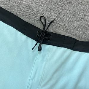 กางเกงขาสั้นกีฬาชายสำหรับฤดูร้อน กางเกงชายหาด ใช้ผ้าแห้งเร็ว ระบายอากาศได้ดี ผ้ายืดสแปนเด็กซ์ มีเชือกผูกเอว กระเป๋าซิป ทรงเข้ารูป - Product Image 2