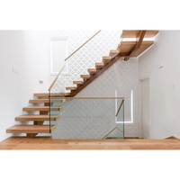 Escalier moderne en bois, marche triangulaire, escalier métallique, barre, balustrade, escalier mono poutre