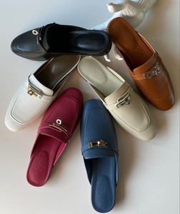 Mules en cuir incroyables, confortables et plates pour l'<span class=keywords><strong>été</strong></span>, l'hiver et le printemps - Fermeture souple et facile à enfiler avec motif uni, style durable - Product Image 3