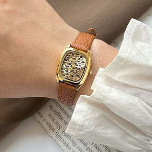 Montre à quartz élégante pour femme avec cadran léopard, boîtier doré, bracelet en cuir, design rectangulaire analogique avec chiffres romains, design tendance - Product Image 1
