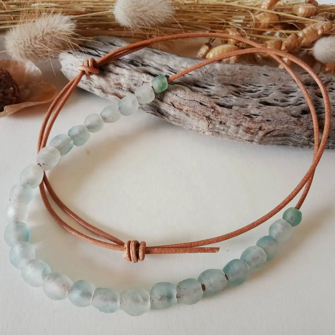 Beachy collana di perle di vetro riciclato blu regalo di ispirazione costiera perline africane gioielli fatti a mano