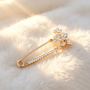 Broche en métal émaillé de luxe personnalisée en gros avec attache épingle de sûreté pour sacs et chapeaux - Product Image 2