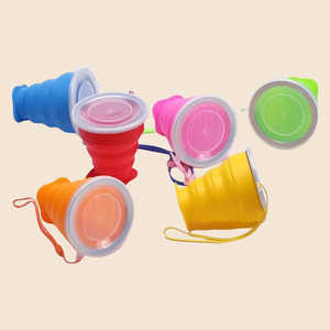 แก้วน้ำซิลิโคนพับได้แบบพกพา ปลอดสาร BPA เป็นมิตรกับสิ่งแวดล้อม ป้องกันการรั่วซึม พร้อมคาราไบเนอร์สำหรับเด็ก ใช้กับไมโครเวฟได้ รับผลิตตามสั่งขายส่ง - Product Image 1