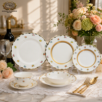 Service de table en porcelaine fine 5 pièces, décor floral peint à la main avec incrustations dorées, comprenant tasses à café, assiettes et bols, vaisselle de luxe pour mariage