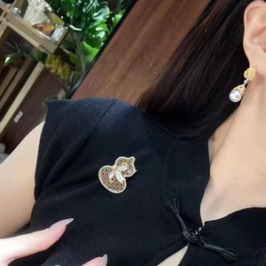 Broche Conmemorativo del Año de la Serpiente 2025, Estilo de Dibujos Animados, Patrón de Calabaza y Flor en el Pecho - Product Image 3