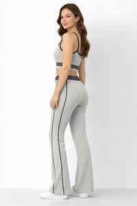 Conjunto de sujetador deportivo y pantalones acampanados — Detalle de diseño: Tirantes finos - Product Image 4