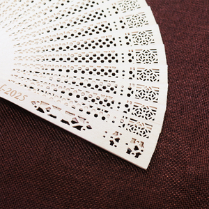 Ventaglio in bambù personalizzato con logo inciso, bomboniera per matrimonio, regalo elegante e personalizzato per invitati e damigelle - Product Image 5