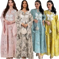 Fabricants en gros de robes de mode pour femmes musulmanes, en polyester brodé de soie longue de haute qualité, pour le marché international.