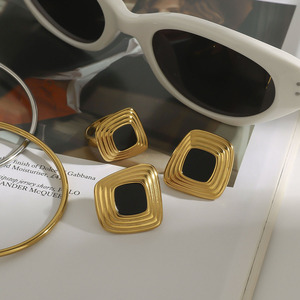 Parure de bijoux géométrique carrée en acier inoxydable, avec sertissage en résine dorée et noire, boucles d'oreilles et bague tendance - Product Image 2