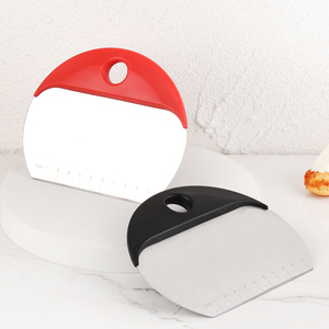 Cortador de masa multiusos de acero inoxidable con escala de medición Cortador de repostería Raspador de masa para hornear - Product Image 4