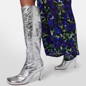 Botas Altas de Gamuza Sólida para Mujer con Cremallera Trasera Única, Tacón Fino, Plateadas, con Punta Cuadrada y Logotipo Personalizado - Product Image 3