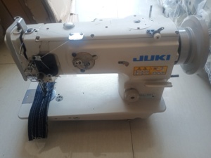 Machine à coudre industrielle JUKI 1541 d'occasion, point noué, pour cuir, avec transport par patin, 6000 points/min, vente en gros - Product Image 3