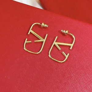 <span class=keywords><strong>Orecchini</strong></span> Grandi di Design alla Moda con Lettera V Liscia Rettangolare, Placcati in <span class=keywords><strong>Oro</strong></span> 18K, Ultima Collezione del Brand Fashion Declaration - Product Image 3