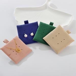 Carte de présentation de bijoux en microfibre imperméable personnalisée, étiquette de bijoux en microfibre imperméable avec logo perforé - Product Image 1