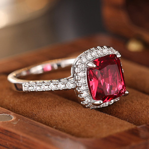 Anello di Lusso con Gemme per Donne, Gioiello Elegante e Scintillante per le Dita - Product Image 6