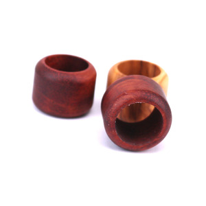 รับสั่งทำตามแบบ และขั้นต่ำในการสั่งซื้อน้อย  ตัวช่วยผูกโบว์ไทขนาด 20 มม. ทำจากไม้มะกอกและไม้สีแดงกุหลาบ - Product Image 3