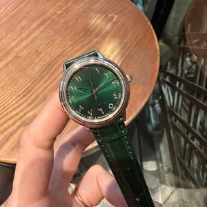 Montre de créateur britannique vintage minimaliste de qualité supérieure en vert - Product Image 2