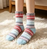 Chaussettes d'hiver thermiques douillettes pour femmes OEM, en polaire corail rayée, tricotées, pour la maison, chaussettes-pantoufles de Noël et usage quotidien