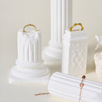 Accessoires de présentation de bijoux en plâtre blanc - Colonnes et arches grecques, porte-bagues pour la photographie et la vitrine de vente au détail