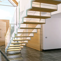 Escalier en zigzag intérieur avec balustrade en verre entièrement transparente