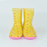 Bottes de pluie mi-mollet en PVC pour enfants, imprimé cœurs colorés, semelle rose, imperméables pour filles, 3 couleurs