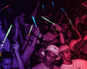 Bacchette Luminose a LED <span class=keywords><strong>per</strong></span> <span class=keywords><strong>Feste</strong></span> <span class=keywords><strong>di</strong></span> <span class=keywords><strong>Compleanno</strong></span>, Accessori <span class=keywords><strong>per</strong></span> Intrattenimento, Bastoncini in Fibra Ottica Lampeggianti che si Illuminano al Buio <span class=keywords><strong>per</strong></span> Bambini e Adulti - Product Image 2