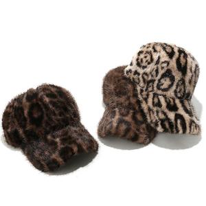 قبعة جديدة للخريف والشتاء دافئة مقاومة للرياح ، قبعة فرو صناعي منفوشة مطبوعة بنمط نقاط للحيوانات البرية من الصوف القطيفة - Product Image 4