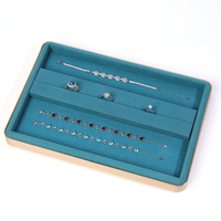 Plateau de présentation de bijoux rectangulaire personnalisé avec bordure métallique remplie de velours bleu