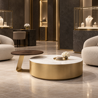 Ensemble de 2 tables basses gigognes WYRAX pour hall d'hôtel, avec plateau aspect marbre et noyer sur bases métalliques sculpturales