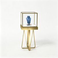 Vitrines personnalisées pour les boutiques de cadeaux haut de gamme et les magasins de luxe : créer une ambiance de luxe raffiné et subtil