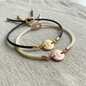 Ensemble de 2 bracelets en acier inoxydable recyclé personnalisés avec initiales de couple, cordon torsadé réglable, cadeau de bijoux pour la Saint-Valentin - Product Image 3