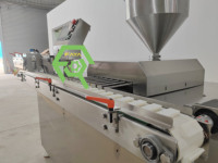 Machine à gaufrettes à haute capacité avec système de dosage pour garniture au lait concentré et crème, et déposeur de crème au chocolat