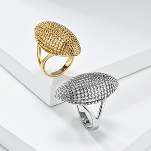 Anillo/banda de titanio chapado en oro de alta gama, exquisito, con diseño calado, para mujer, moderno para uso diario y para ir al trabajo. - Product Image 1