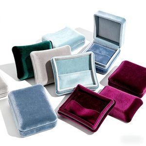 Boîte à bijoux rectangulaire moderne en velours, étui d'emballage en tissu doux avec logo personnalisé pour bagues, bracelets et colliers – En stock - Product Image 1