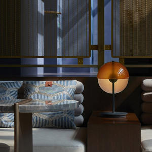 Table basse élégante pour hôtel de style boutique, plateau en verre trempé, cadre en métal robuste, esthétique minimaliste, accent pour le salon - Product Image 3