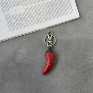 Porte-clés en cuir rouge en forme de piment, breloque mignonne rembourrée en métal pour sacs à main, sacs à dos, cadeau - Product Image 2