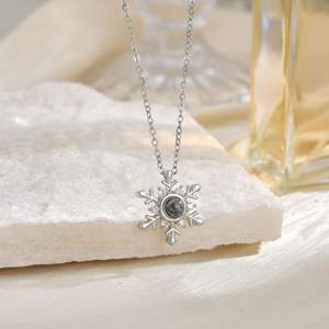 La nuova collana a catena a maglie di clavicola del cuore per bambini alla moda semplice zircone con 100 lingue di proiezione ti amo - Product Image 5