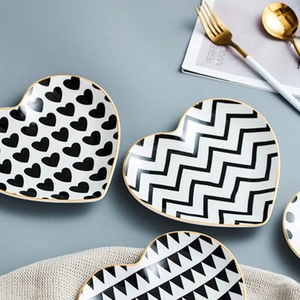 Platos de Postre Románticos en Forma de Corazón, Decoración de Mesa de Cerámica, Decoración del Hogar con Marco Dorado Geométrico en Blanco y Negro, Vajilla - Product Image 2