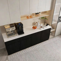 Un meuble avec un placard de cuisine droit, une console de bar intégrée pour bureau et une évier