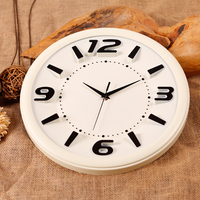 Horloge murale silencieuse à piles en plastique au design Art Déco avec chiffres 3D noirs et cadran à contraste élevé pour salon et chambre à coucher