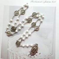 Collier de prière catholique en perles de verre blanc avec médaille Notre-Dame de Guadalupe et breloques ange gardien