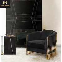 Fauteuils d'appoint modernes en velours noir avec pieds dorés et structure métallique de luxe pour salon familial