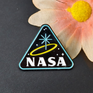 4 pzs. Pin esmaltado de Saturno de la <span class=keywords><strong>NASA</strong></span>, broche de galaxia y universo, insignia de solapa de planeta para mochila, <span class=keywords><strong>chaqueta</strong></span>, sombrero, regalo - Product Image 3