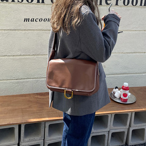 กระเป๋าสะพายข้างผู้หญิง สีน้ำตาล ความจุขนาดใหญ่ สไตล์คลาสสิก กระเป๋าสะพายข้างแบบพกพา ใช้ได้ทุกวัน - Product Image 2