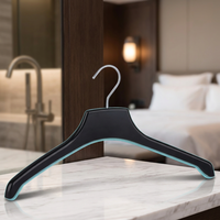 Perchas de inyección de plástico PS negras duraderas de un solo nivel para trajes de ropa superior de mujer abrigo armario Almacenamiento de ropa sala de estar