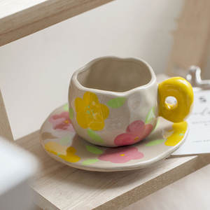 Taza de Desayuno Creativa con Asa Grande Pintada a Mano y Personalizada, Taza de Café de Cerámica con Platillo - Product Image 5
