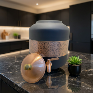 Distributeur d'eau en cuivre pur noir mat de qualité supérieure, réservoir de 14 L avec bande florale gravée, Matka, serveur de boissons en métal anti-fuite avec robinet - Product Image 1